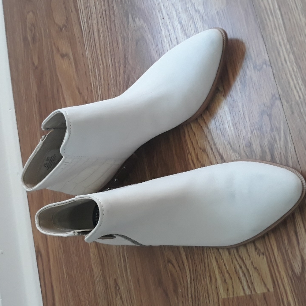 Circus by Sam Edelman white suede zip boots. Size 9.5